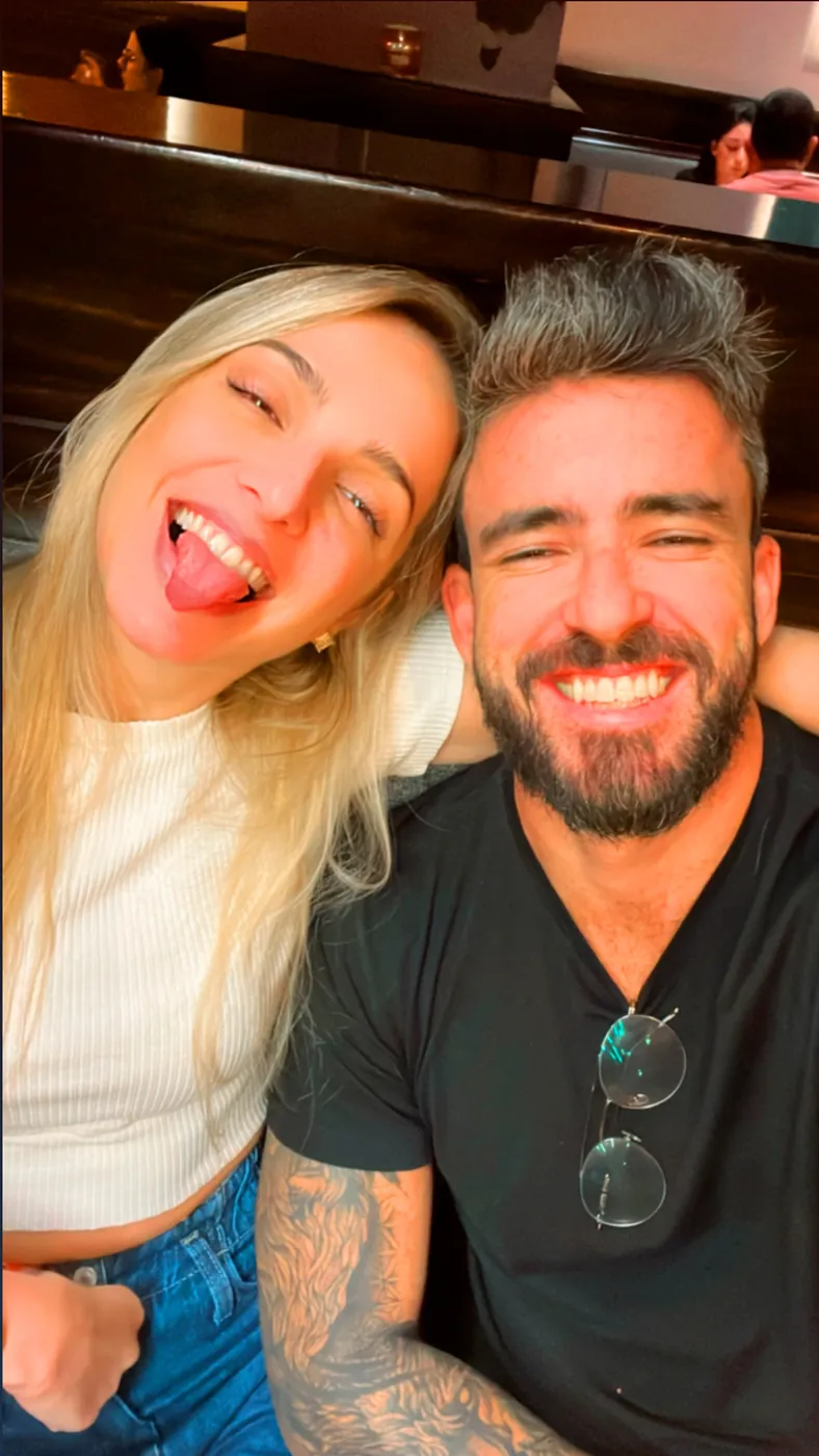 Agnes e Thiago em uma selfie divertida em um jantar