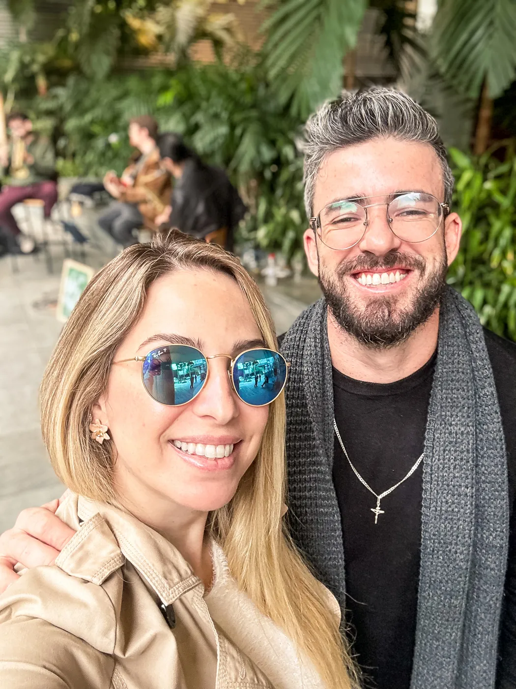 O casal de óculos escuros em um dia de inverno