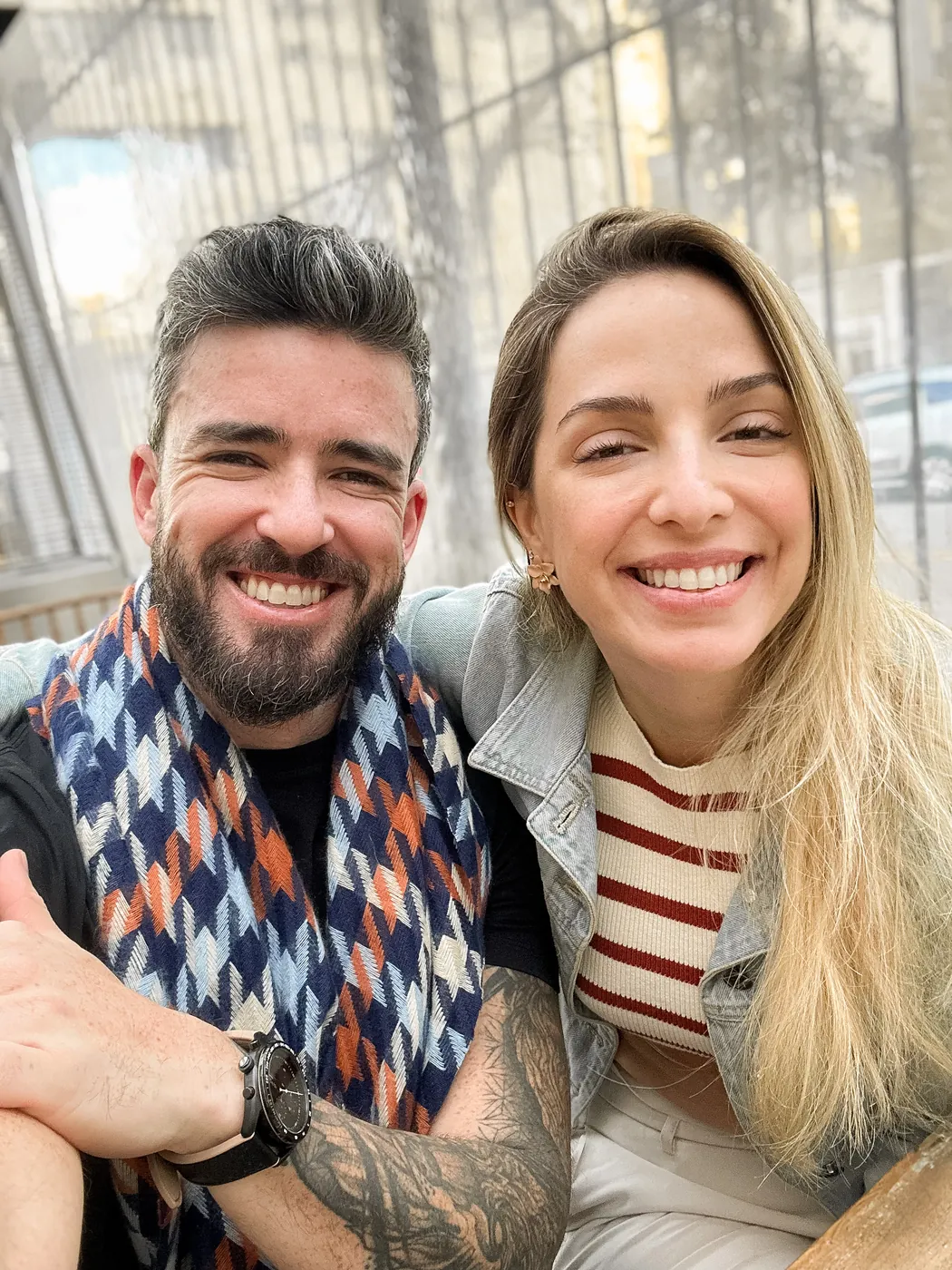 Agnes e Thiago rindo, agasalhados no frio