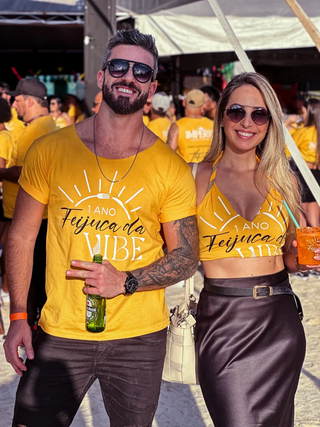 O casal de camiseta amarela em uma festa de verão