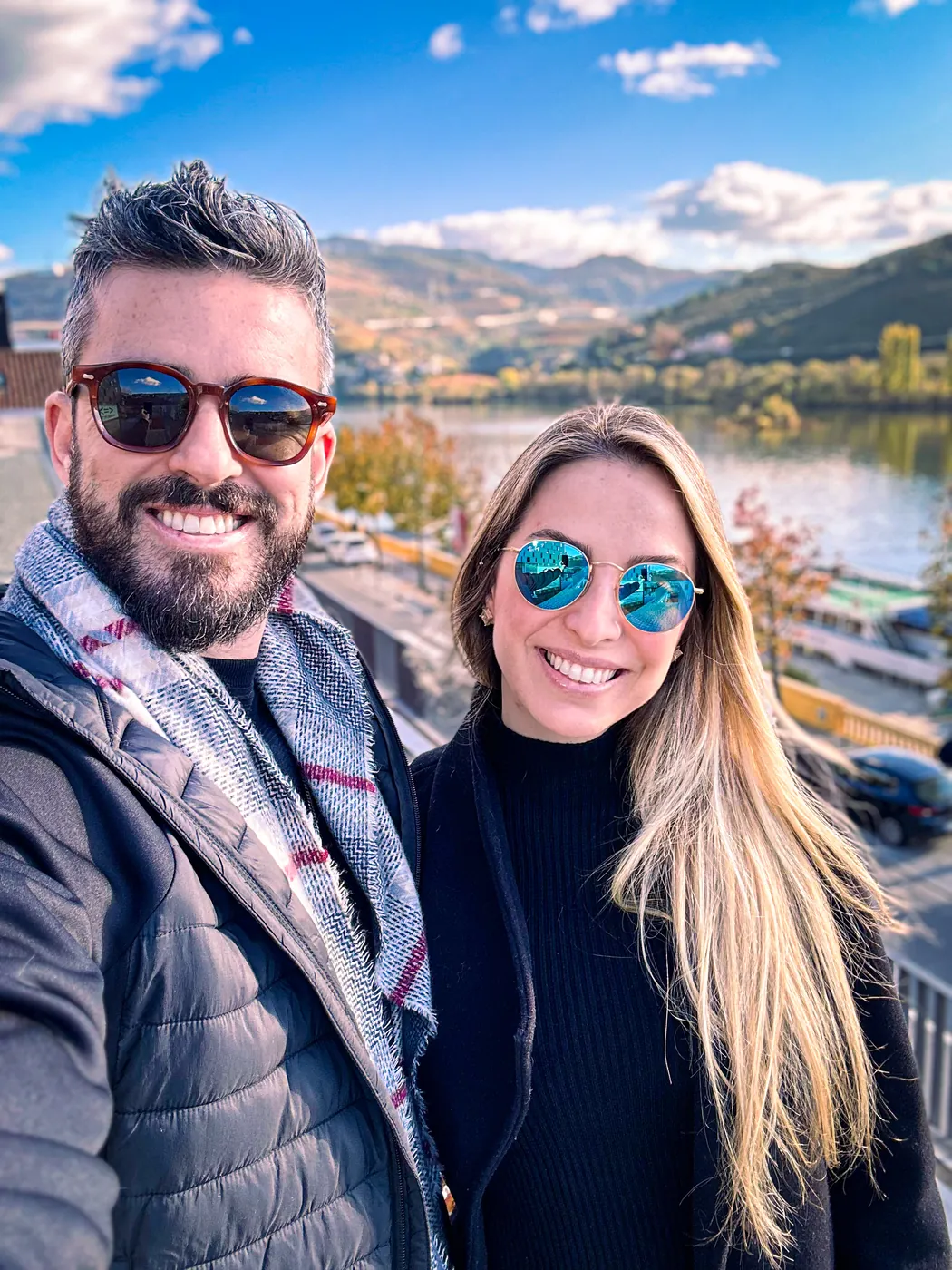 Agnes e Thiago em um mirante sobre um vale e um rio