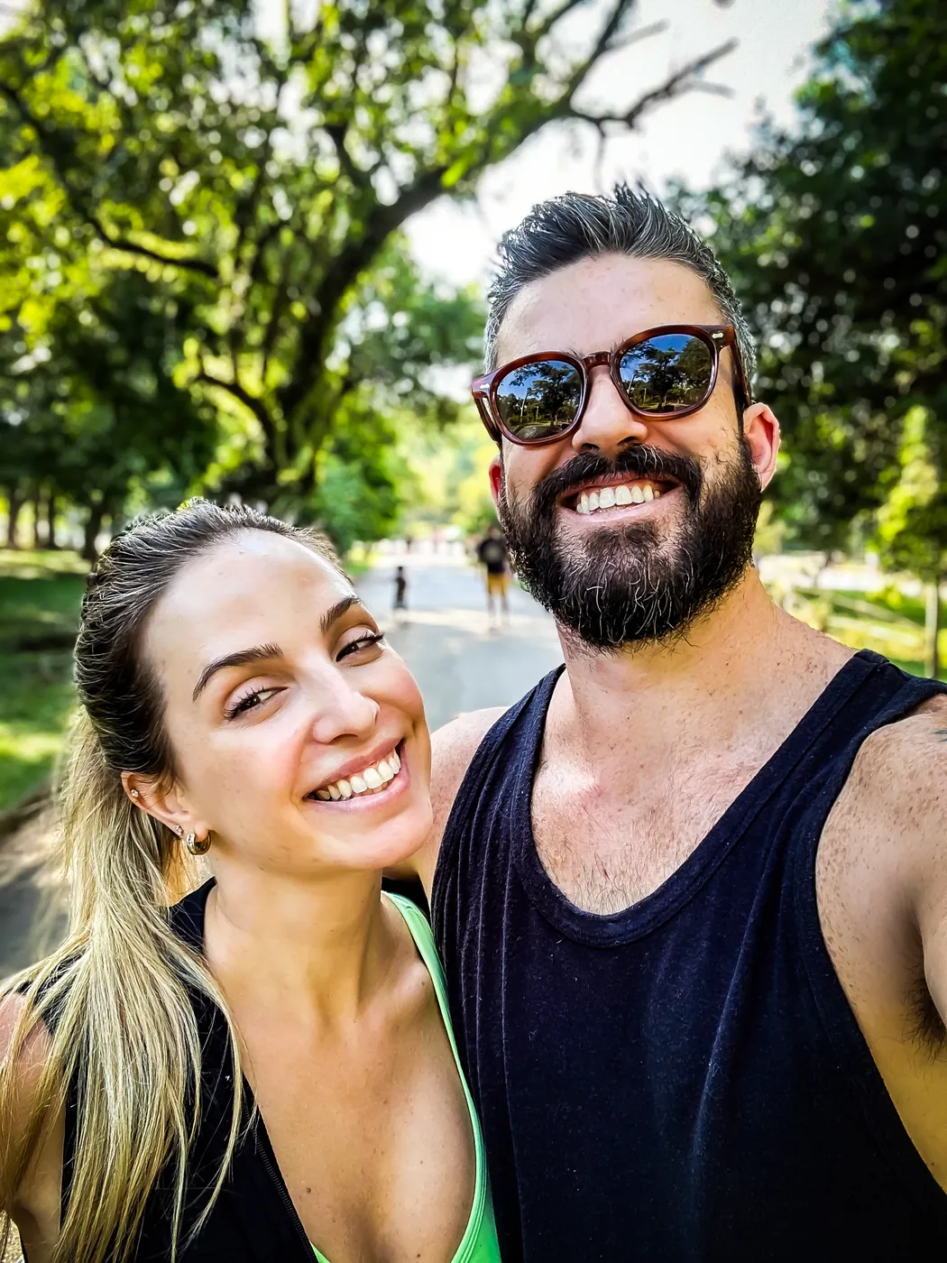 Agnes e Thiago em uma selfie durante uma corrida no parque