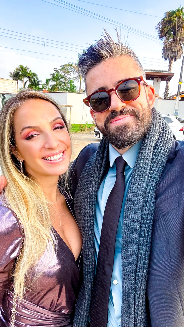 Agnes e Thiago arrumados para uma festa, rosto a rosto