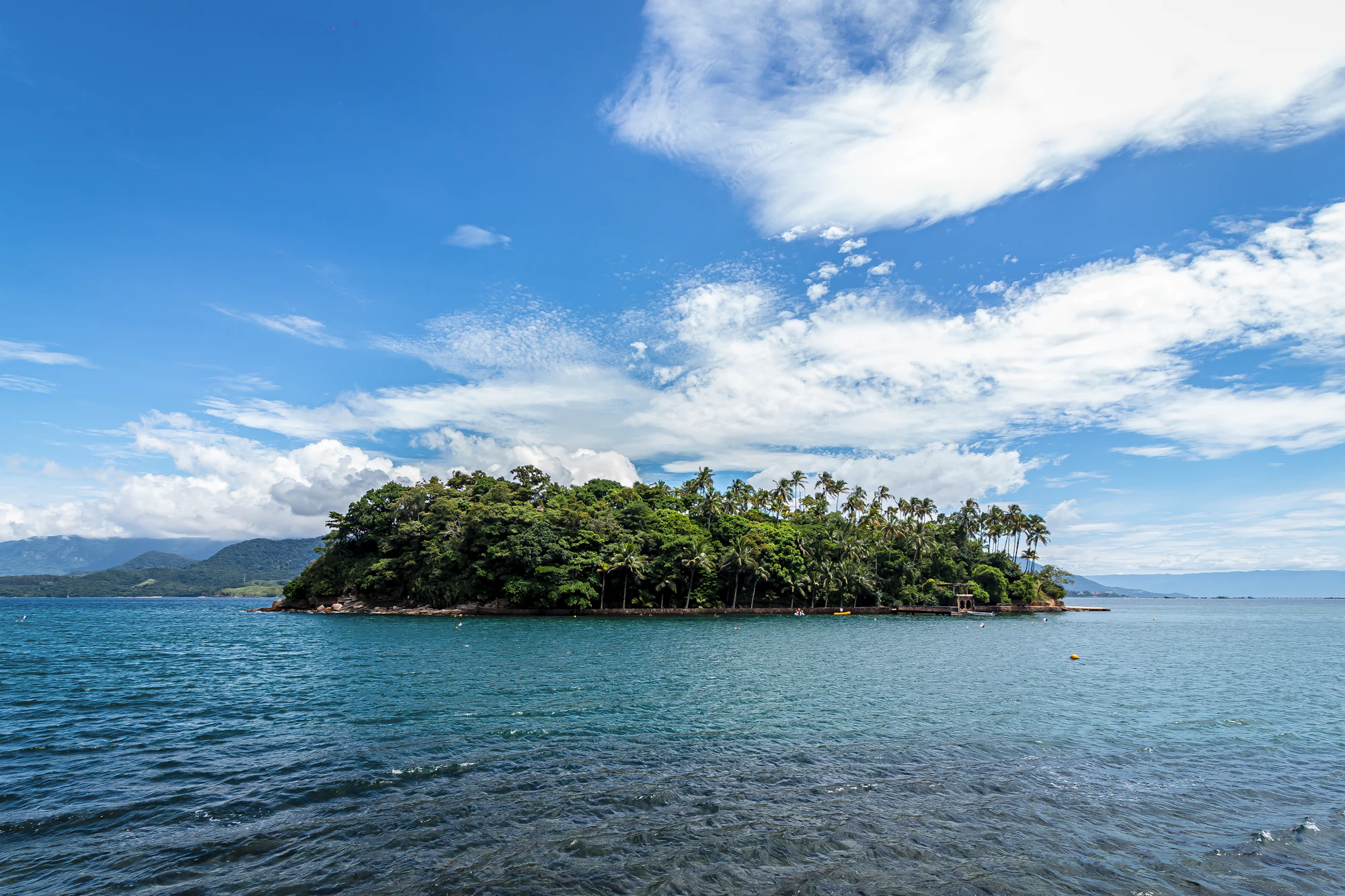 A água profunda do canal de São Sebastião