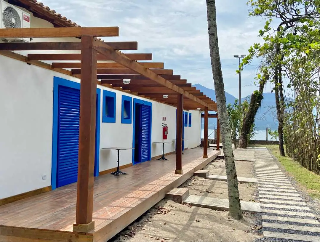Estrutura à beira-mar do Porto Grande Hotel, com a serra de Ilhabela ao fundo
