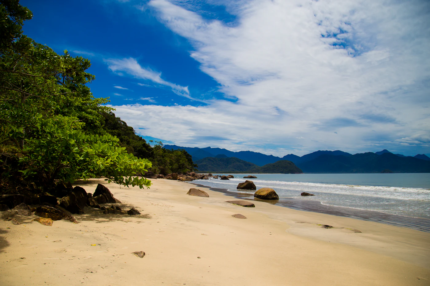 Praia serena de águas calmas no litoral de São Sebastião